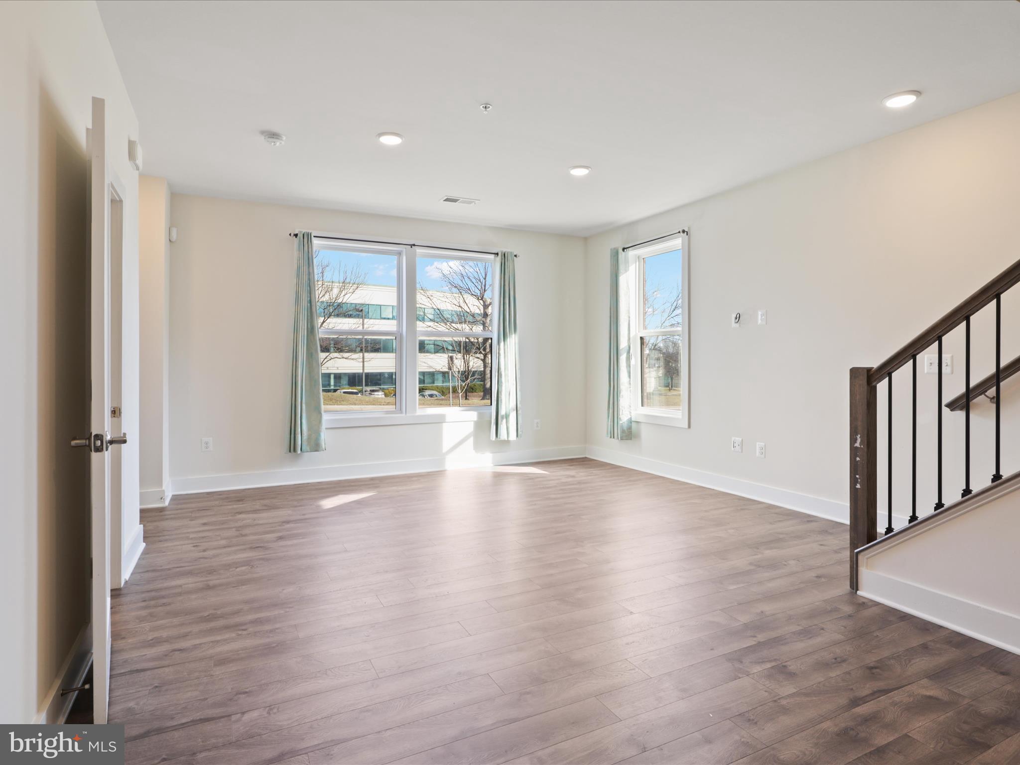 METRO SQUARE - Residential Lease