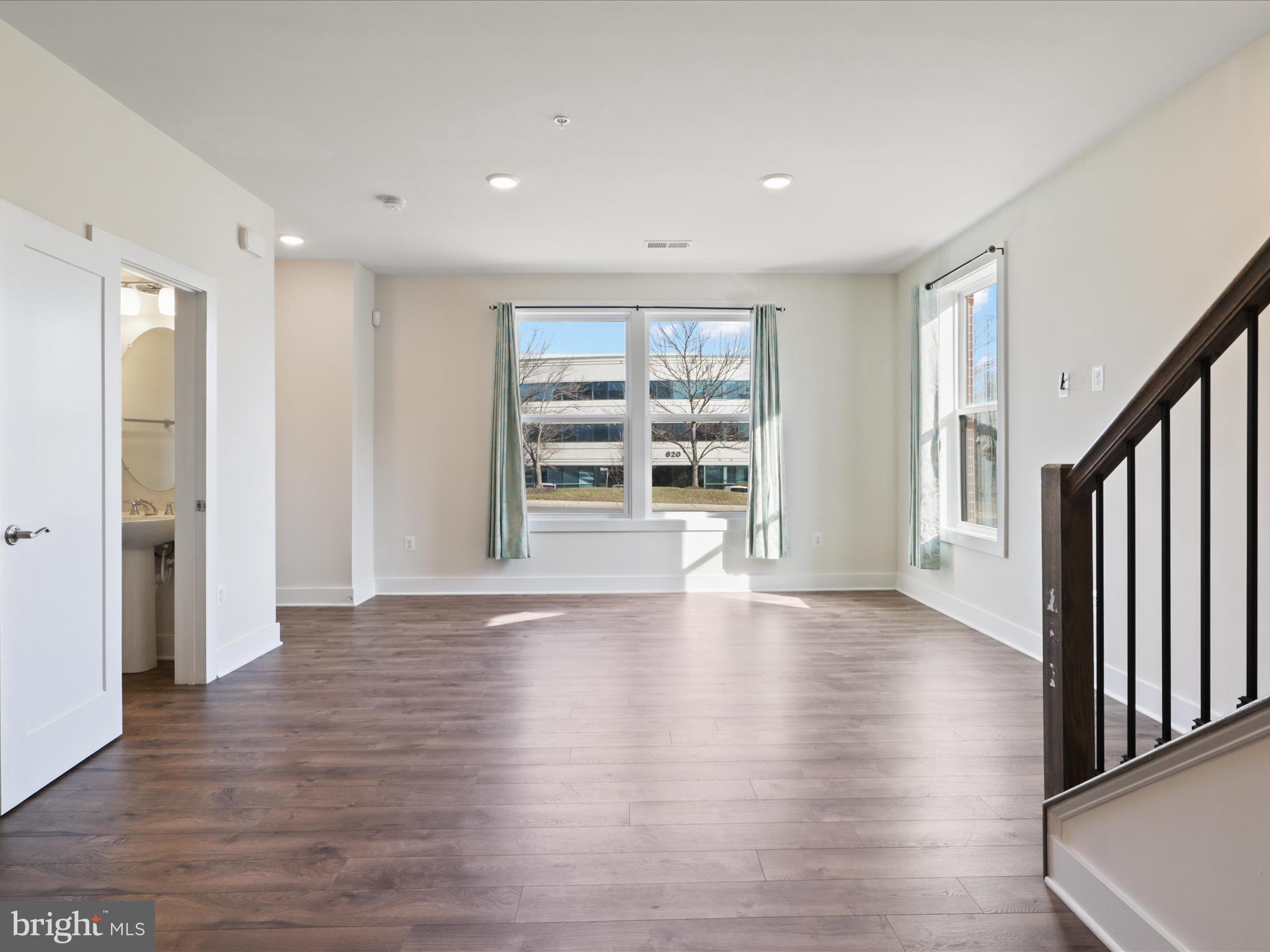 METRO SQUARE - Residential Lease