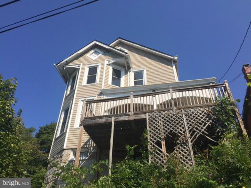 DONT LET THIS GREAT OPPORTUNITY PASS YOU BY.  PARTIALLY REMODELED MANSION OVERLOOKING THE CITY.  HAS POTENTIAL TO BE 3,4,5 BEDROOMS OR MORE.