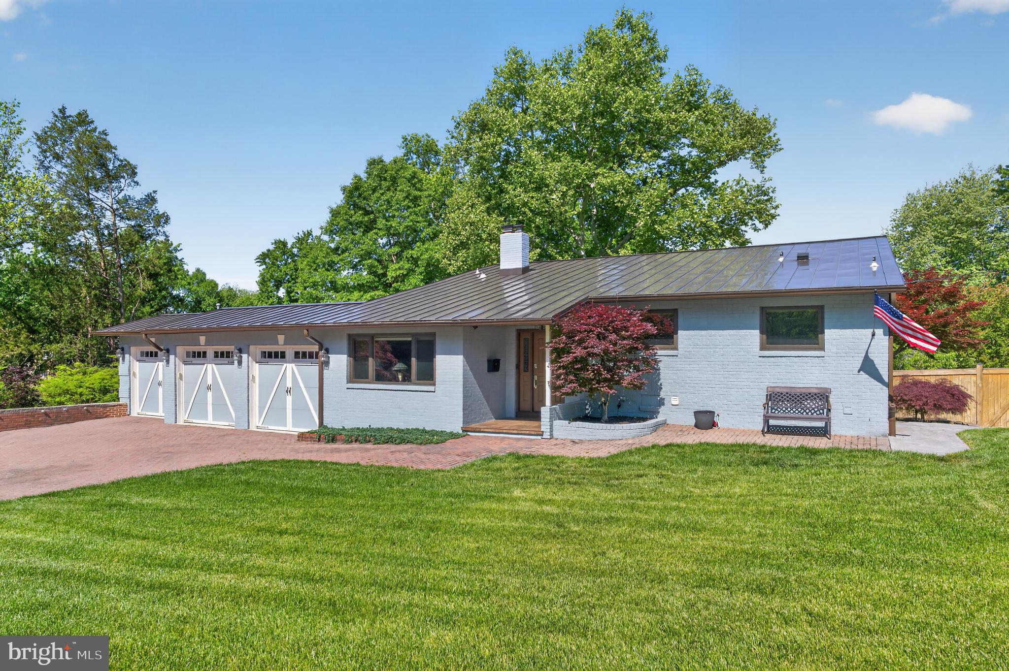 8904 STRATFORD LANE