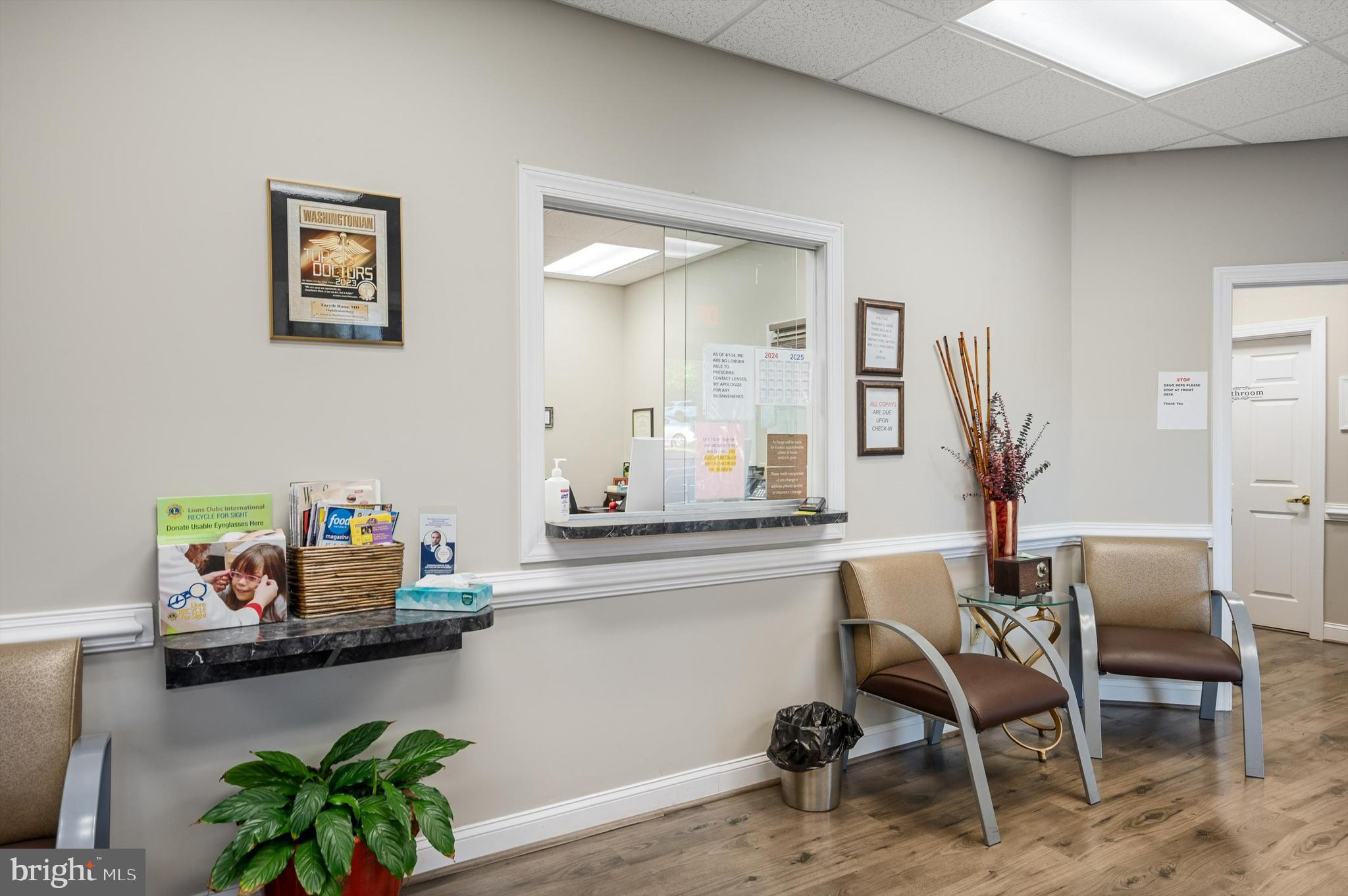 Main image without alt text