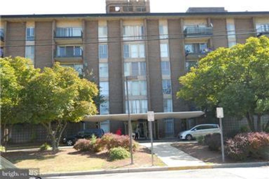 Top level open floor plan unit with a nice view, HWD FLRS in LIV/ RM & KITCHEN, Freshly painted, Easy commute, Close to Bus line, Metro, BW PKWY.Great investment and opportunity to own as a  first time home buyer.Please Text Zoe for a 24 HR notice.