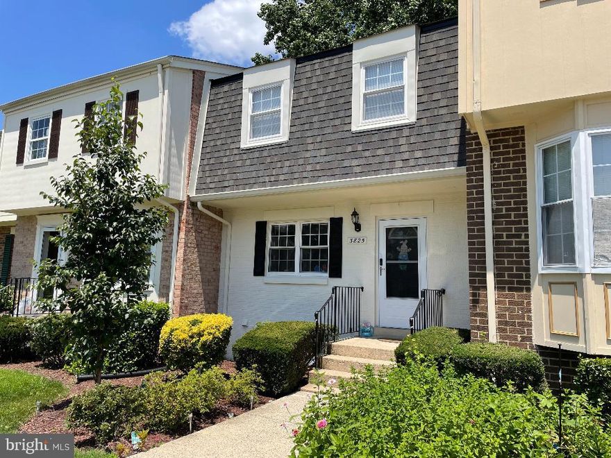 Beautiful 3 level townhome in the Georgian Colonies community.  Lots of updates throughout the home.  4 Bedrooms, 3 1/2 Bathrooms, dining room, large living room, recreation room on lower level.  This home has just been freshly painted.  Community pool, club house, gym, basketball and tennis court.  Minimum 2 year lease.  Owner/agent.