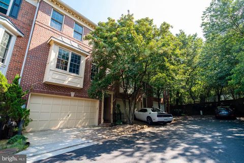 2505 GADSBY PLACE ALEXANDRIA VA 22311