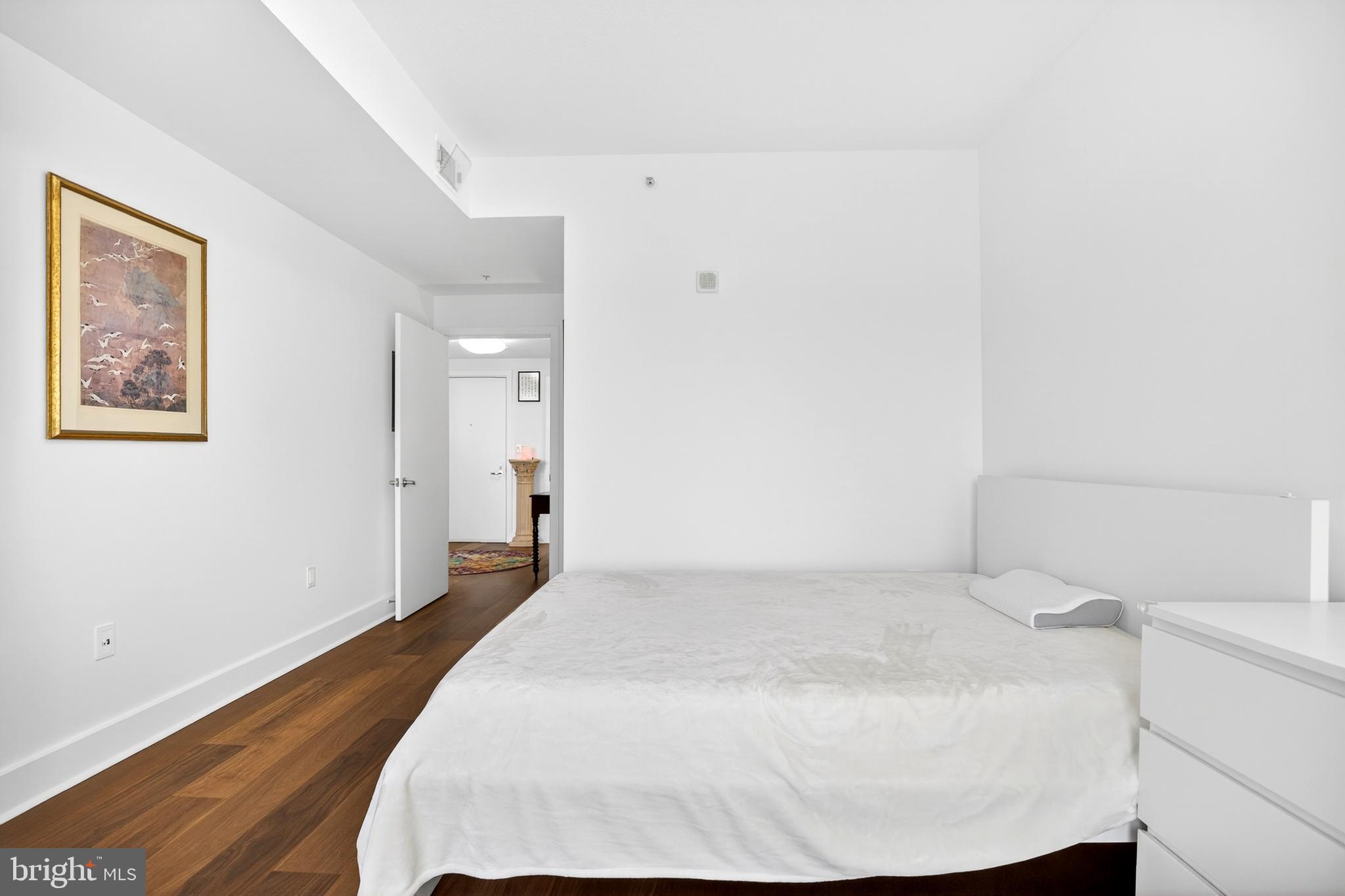 QUEEN VILLAGE - Residential