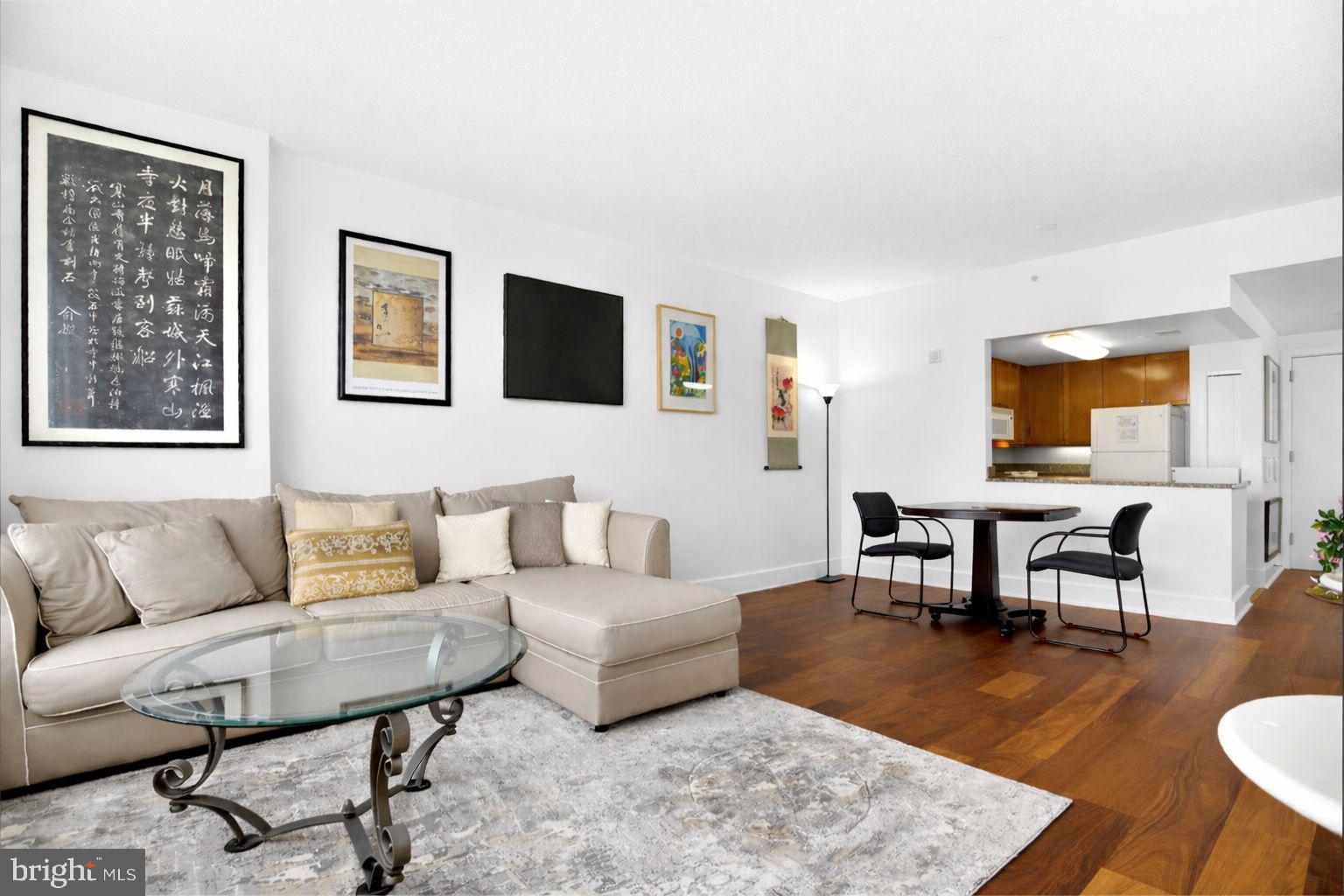 QUEEN VILLAGE - Residential