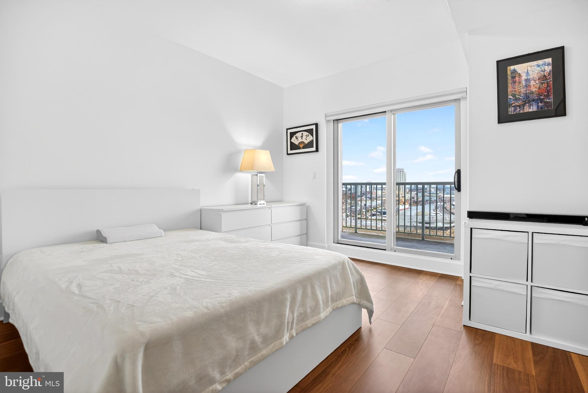 QUEEN VILLAGE - Residential