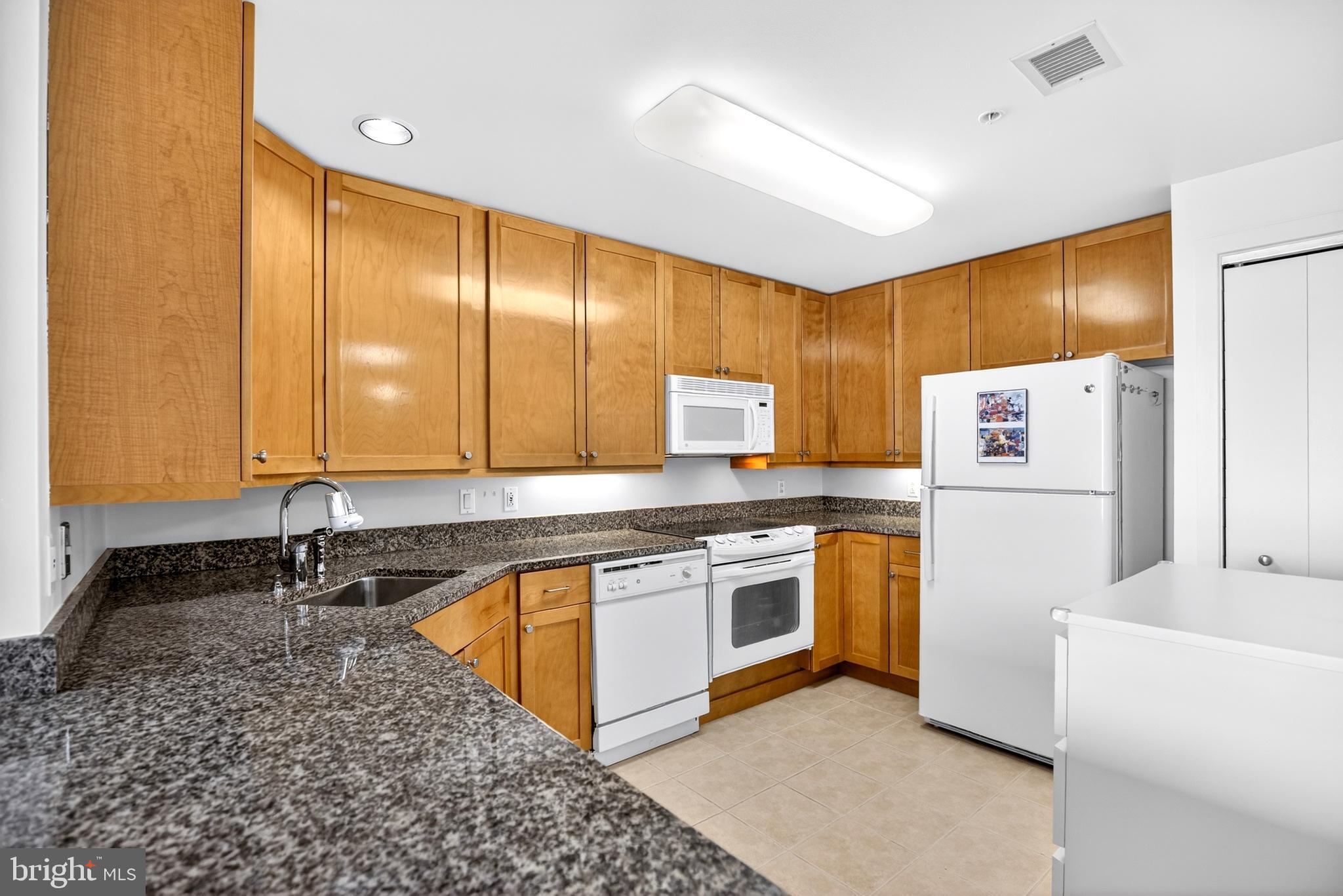 QUEEN VILLAGE - Residential