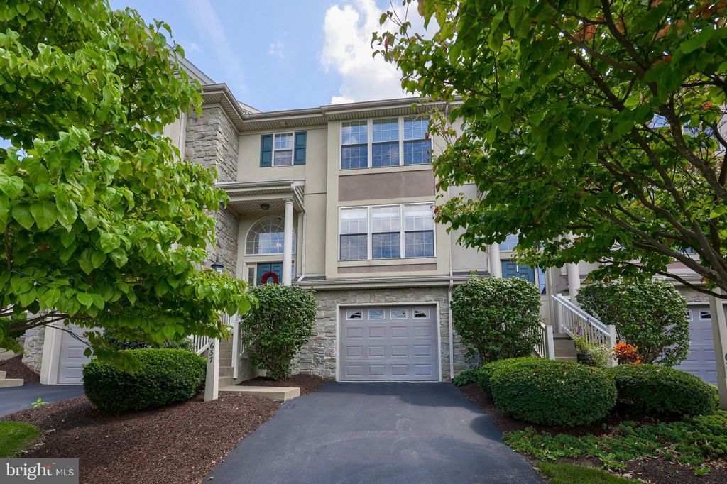 Photo of 637 Royal View Drive, Lancaster, PA 17601 (MLS # PALA2056024)
