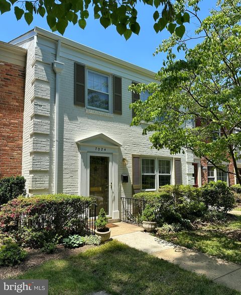 Photo of 7024 Alicent Place, MCLEAN, VA 22101 (MLS # VAFX2314814)