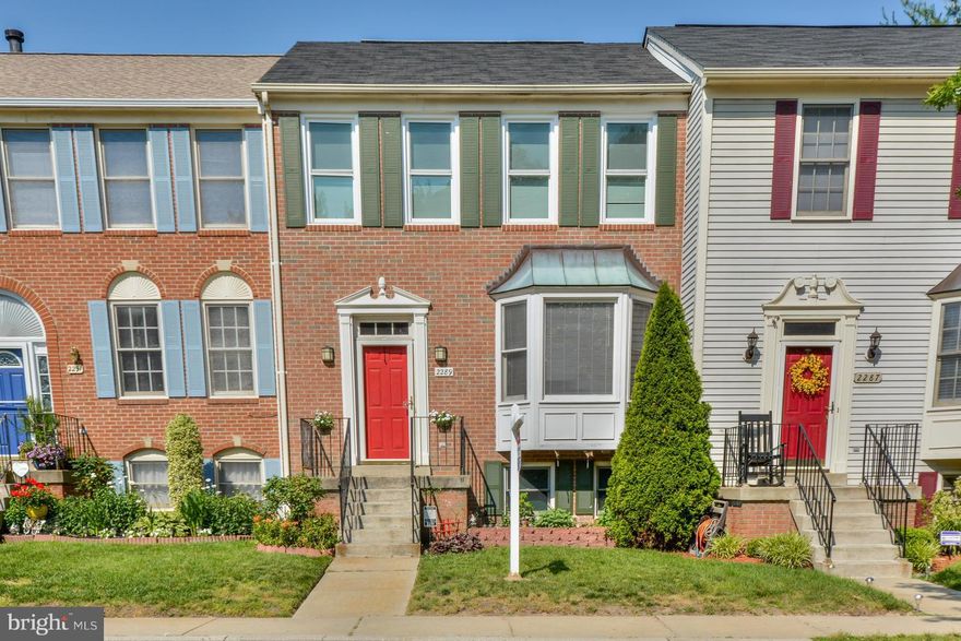 This beautiful townhome offers a two level bump out and is one of the larger floor plans in Seven Oaks. The home offers 4 bedrooms, and 3 1/2 baths. The large kitchen boasts lots of cabinet space and a center island for additional prep space, second Master bedroom is set up in the basement with a walk in closet. Pets accepted on a case by case basis.