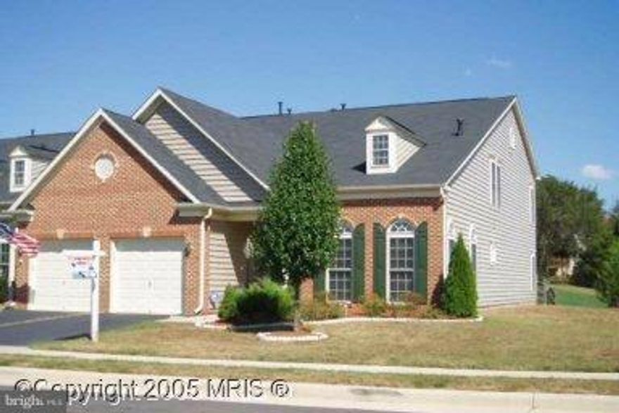 Rarely available!!! Gorgeous end unit Villa .  Only 26 Villas in Virginia.  Sun-lit end unit with vaulted 19' living room ceilings. Gas Fireplace. Large separate dining room.  Spacious kitchen with island. French door to fenced-in rear lot overlooking golf course. Main level master w/ spacious bath. 3 upper bedrooms w/ loft overlooking lower level.