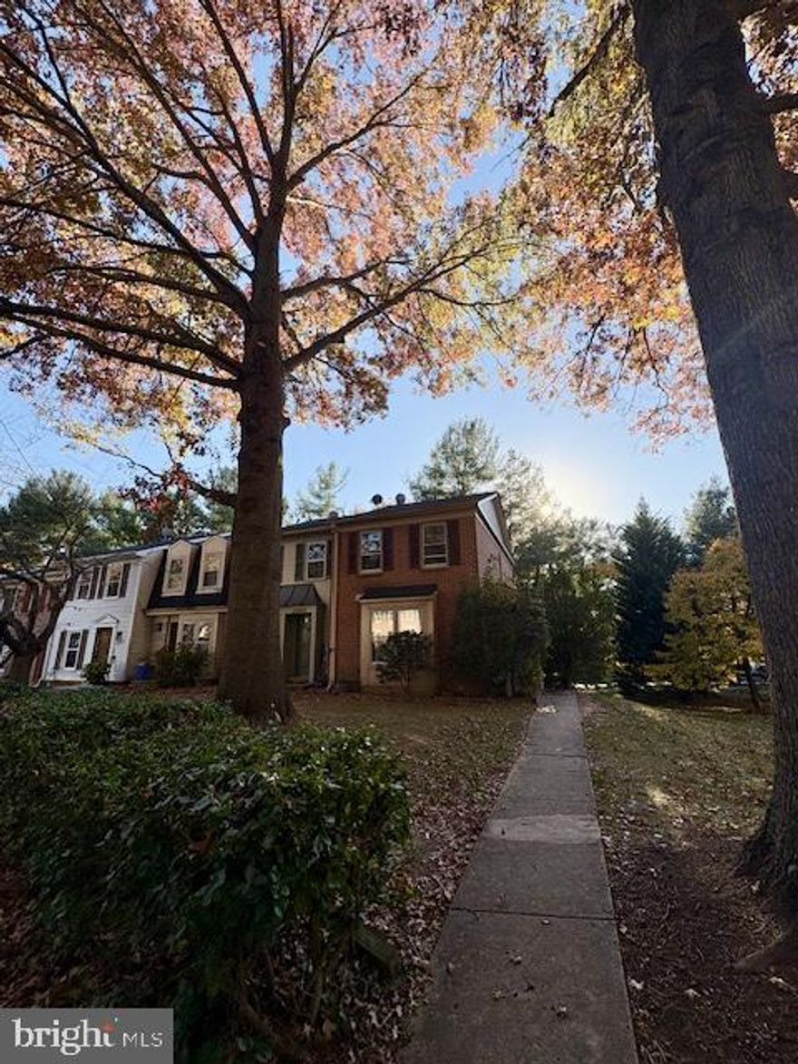 Welcome to this beautiful end-unit townhome!

This home features a walkout basement and newer kitchen with beautiful finishing touches. The home is this quiet community includes two bedrooms and 2 bathrooms. Lots of windows in the home offers great lighting and allows you to soak in the charm that this neighborhood holds. Large enclosed yard.

Assigned parking comes with this house. Nearby shopping and parks that are only minutes away. What are you waiting for? Stop by today!

Requirements:
Credit score: 680+
Income: 2.5-3 times rent
No negative rental history
All applicants 18+ MUST apply
Pet friendly: additional pet deposit and monthly pet fee will apply