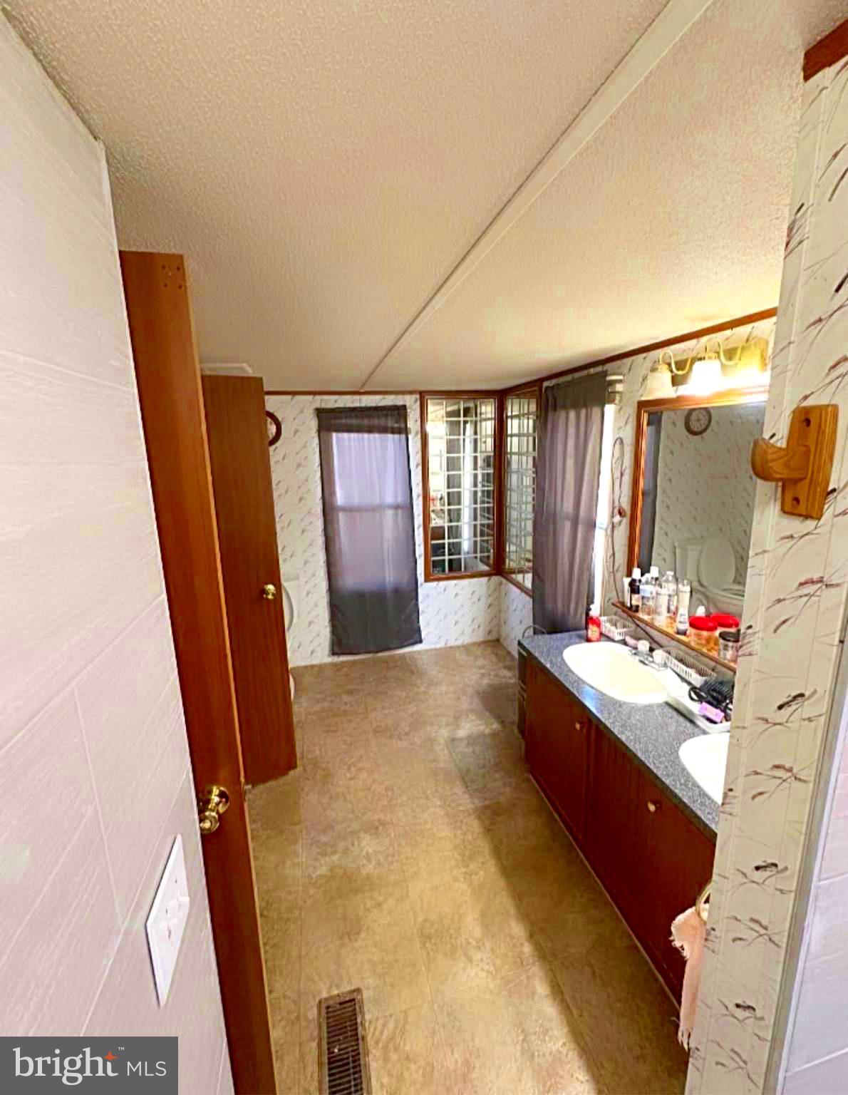 COUNTRY MEADOWS - Residential