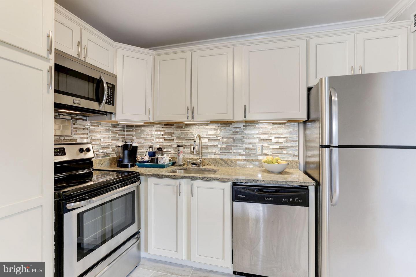 LAKESIDE PLAZA - Residential Lease