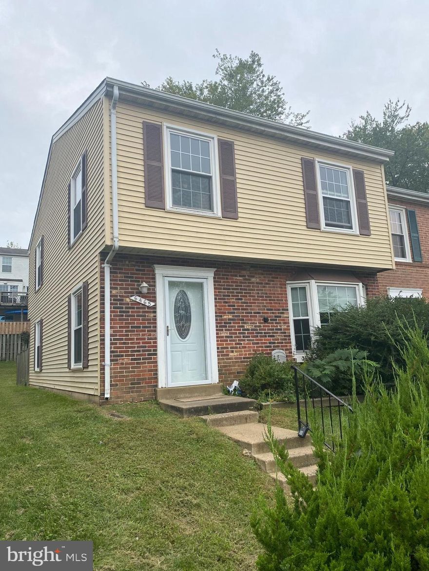 End unit, two level townhouse. Spacious fenced in yard.  Separate dining room and large living room. Community pool just a few houses down across the parking lot. Close to major highways, commuter lots and transportation. In the heart of Kingstowne shopping and restaurants.