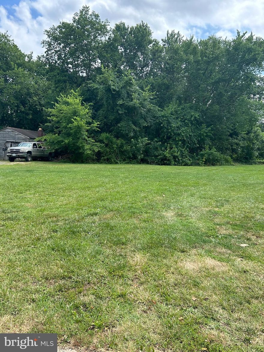 Very Level lot in a great location, ready to build on...
