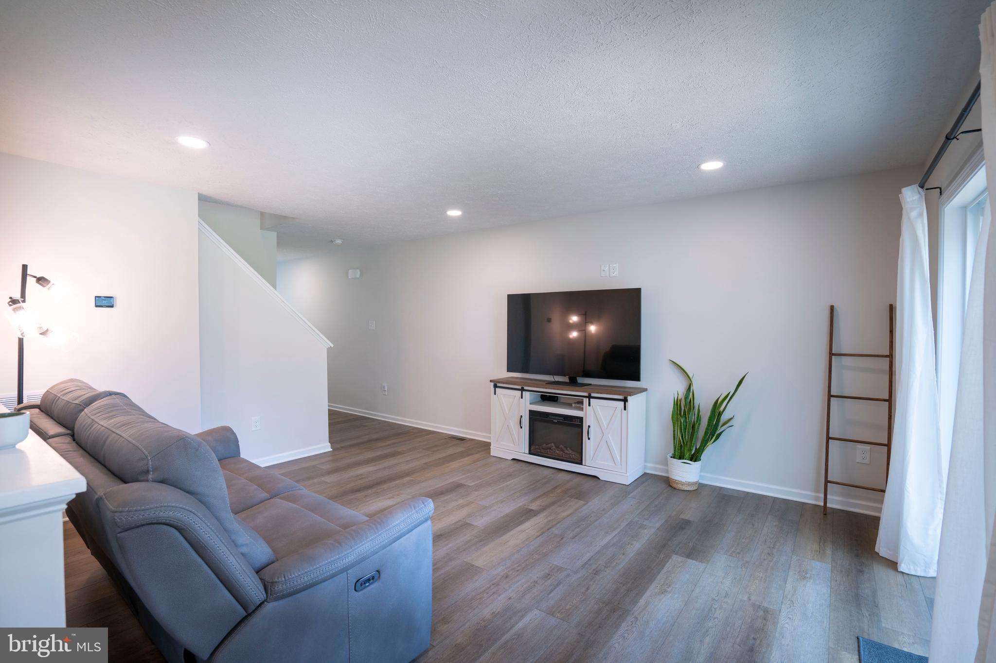 COLONIAL HILLS - Residential