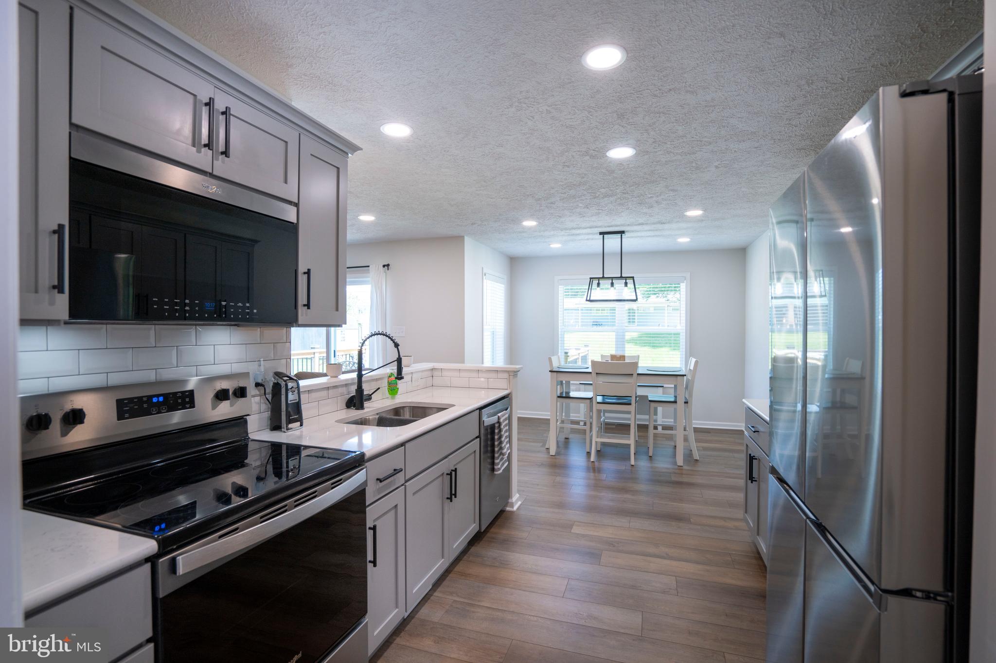 COLONIAL HILLS - Residential