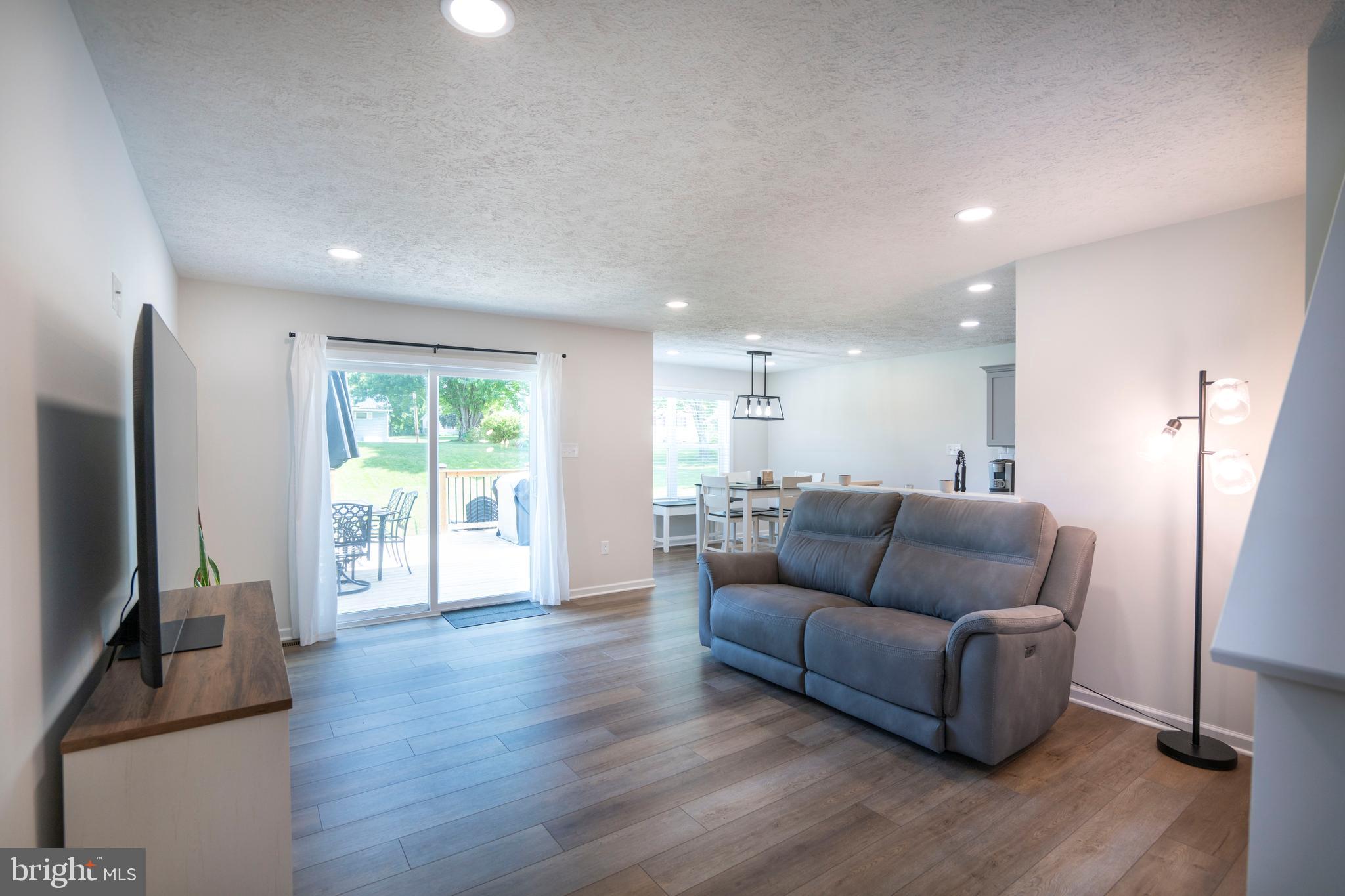 COLONIAL HILLS - Residential
