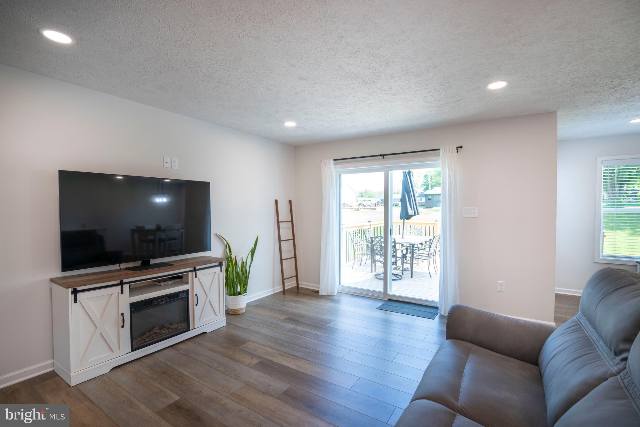 COLONIAL HILLS - Residential