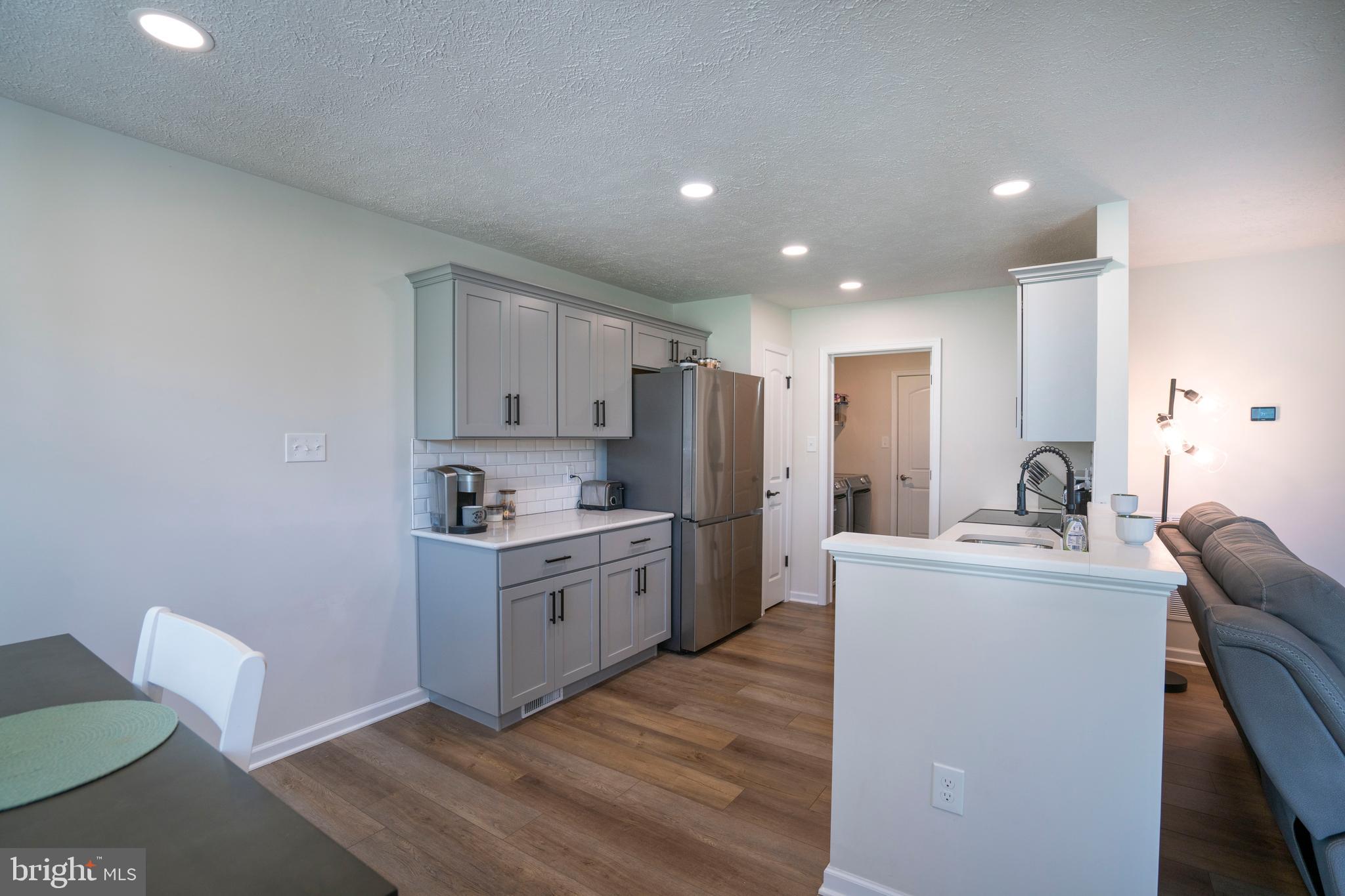 COLONIAL HILLS - Residential