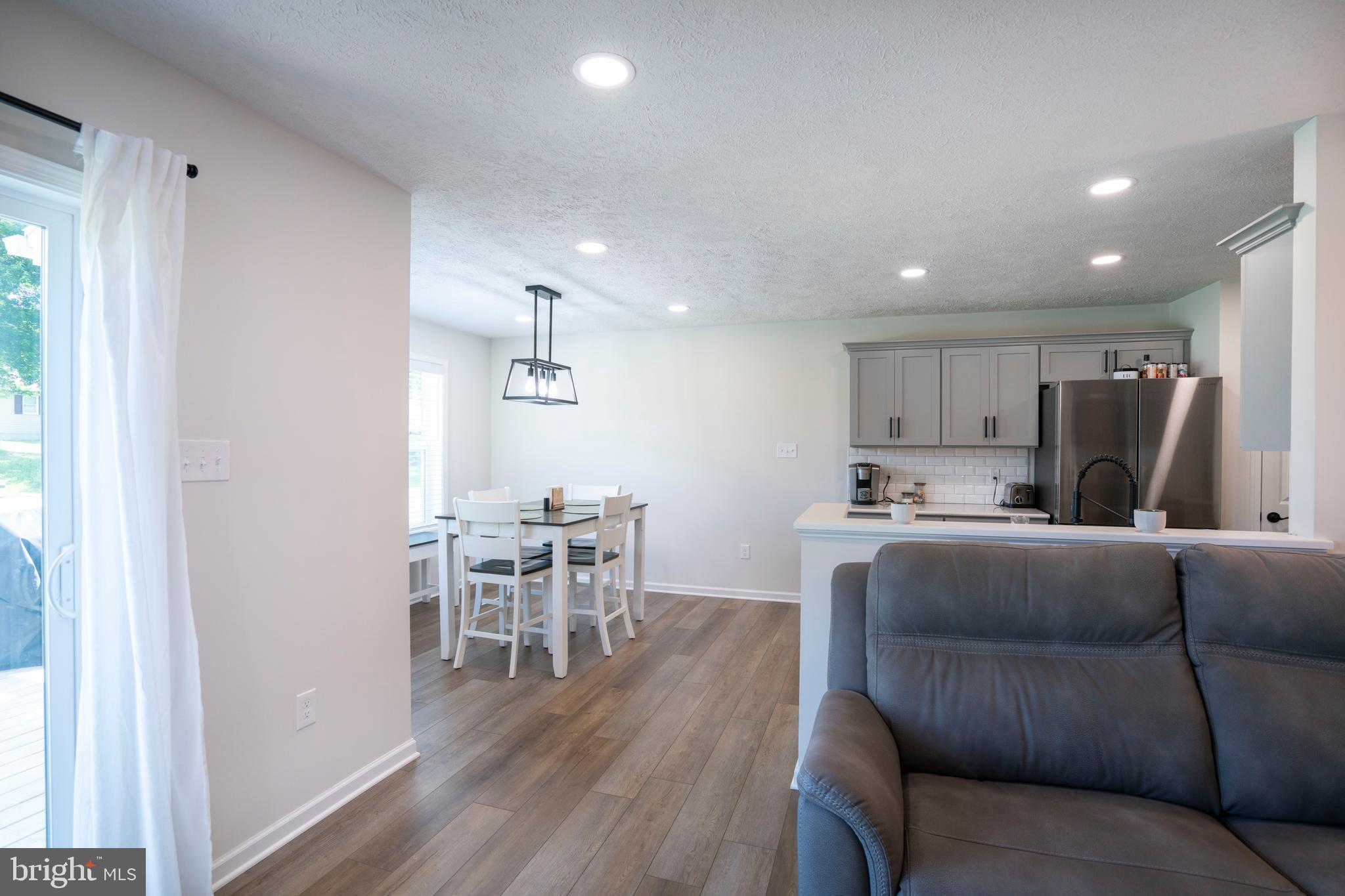 COLONIAL HILLS - Residential