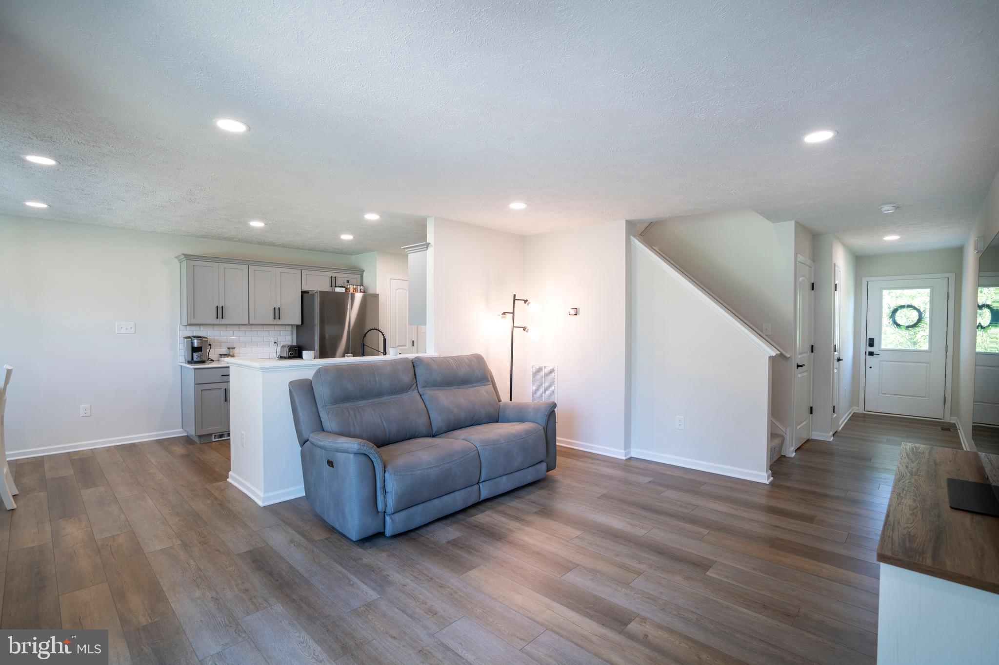 COLONIAL HILLS - Residential