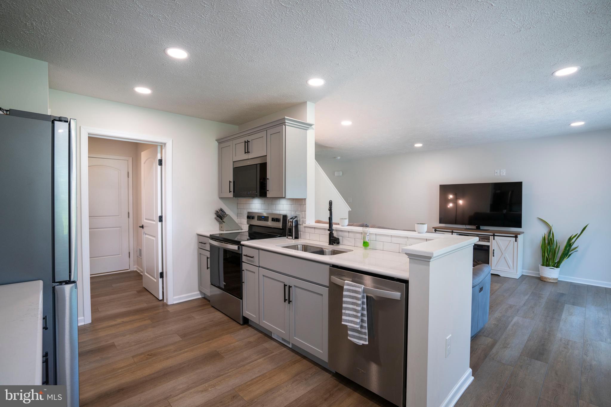 COLONIAL HILLS - Residential