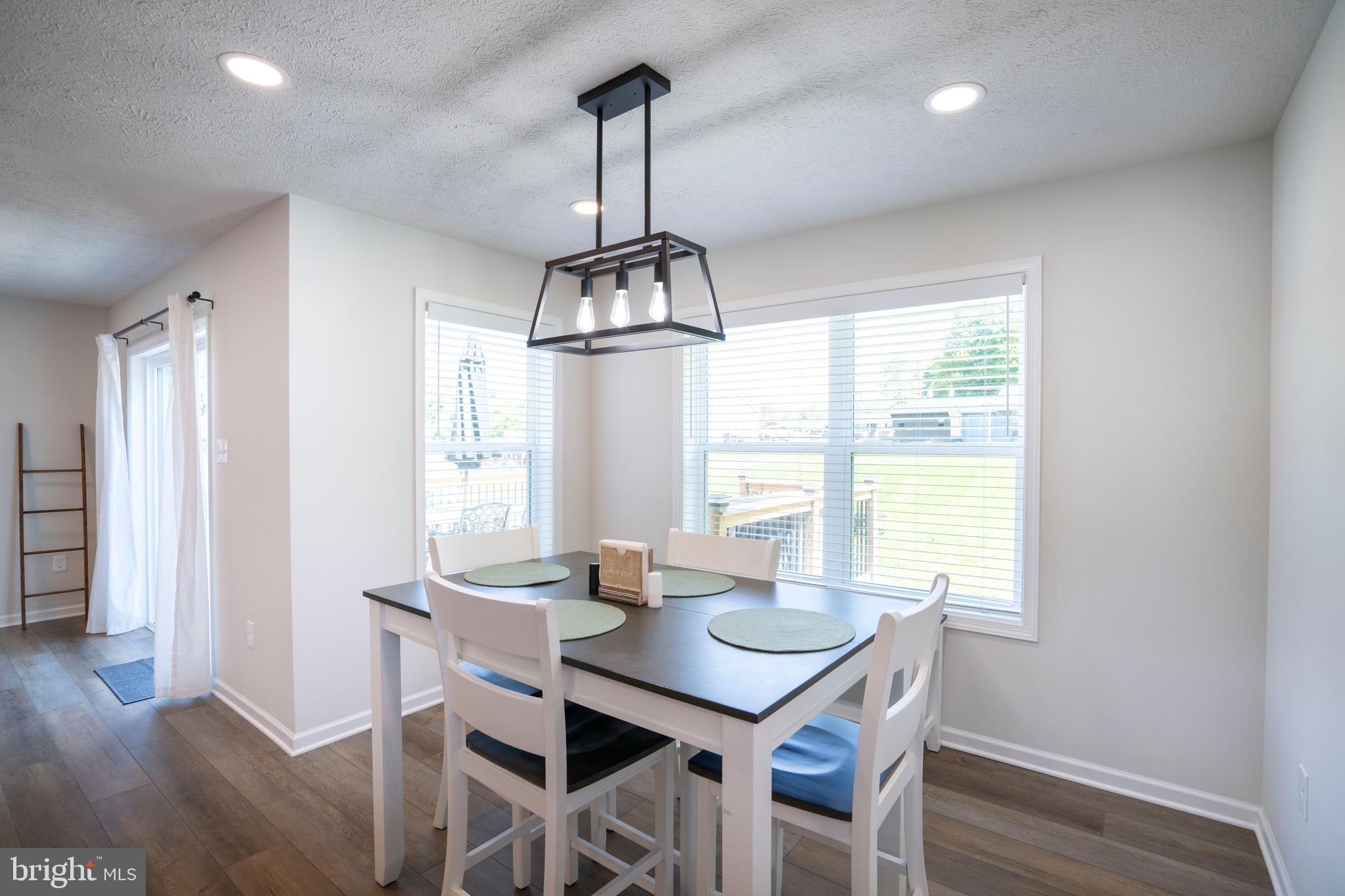 COLONIAL HILLS - Residential