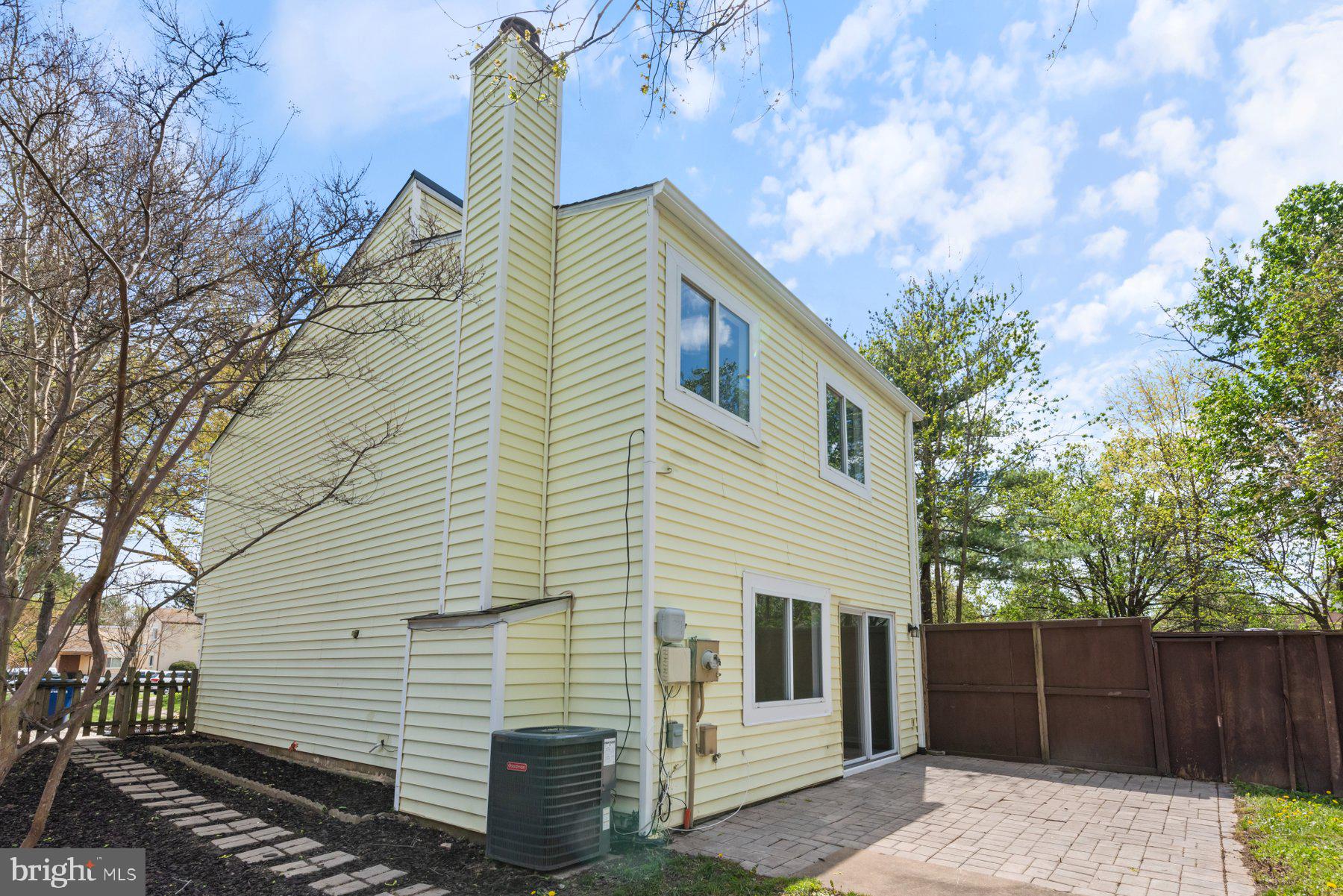 COURTS OF CHANDON - Residential Lease