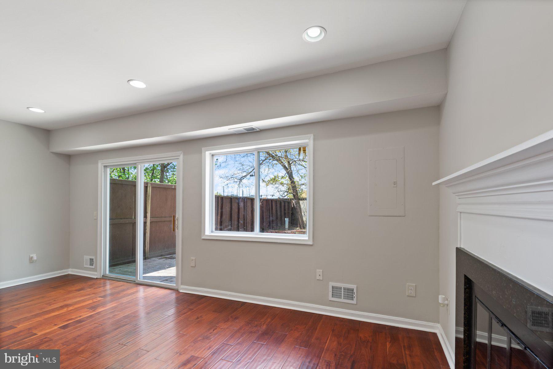 COURTS OF CHANDON - Residential Lease