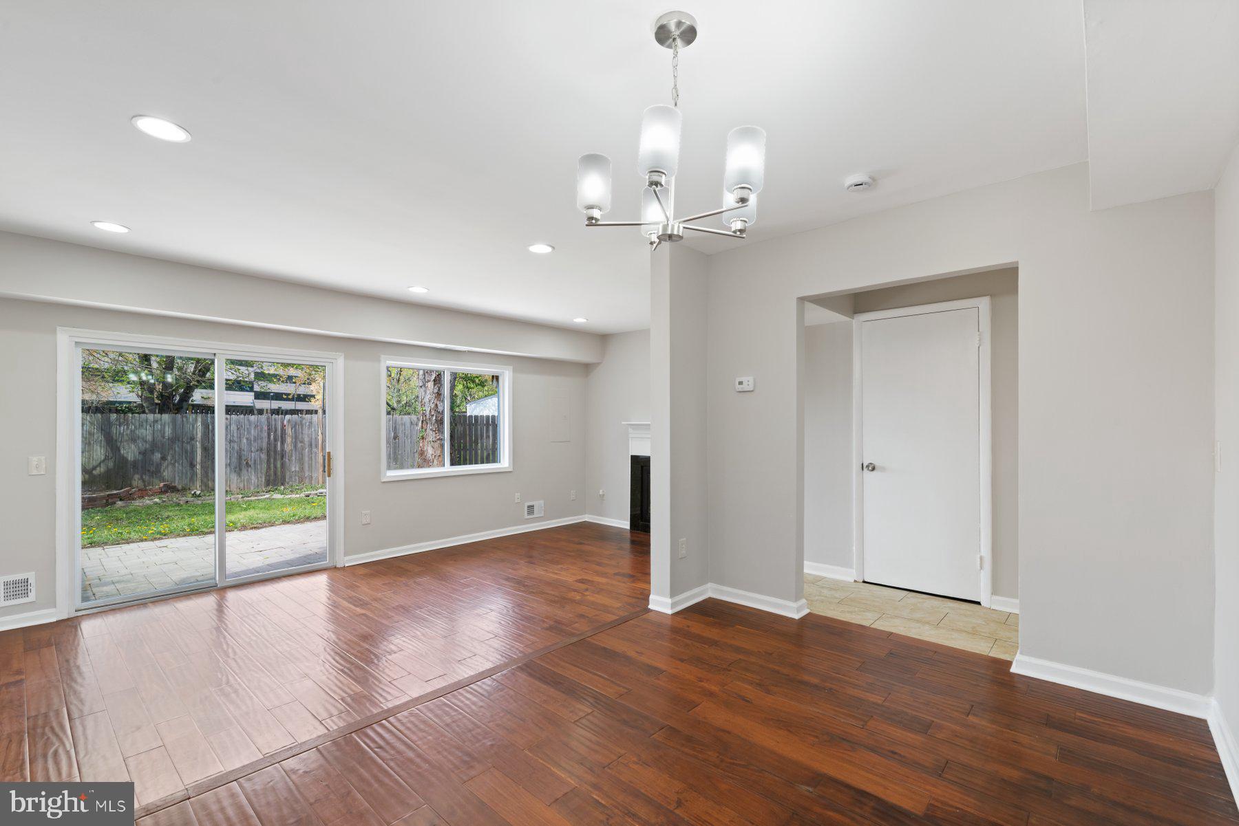 COURTS OF CHANDON - Residential Lease