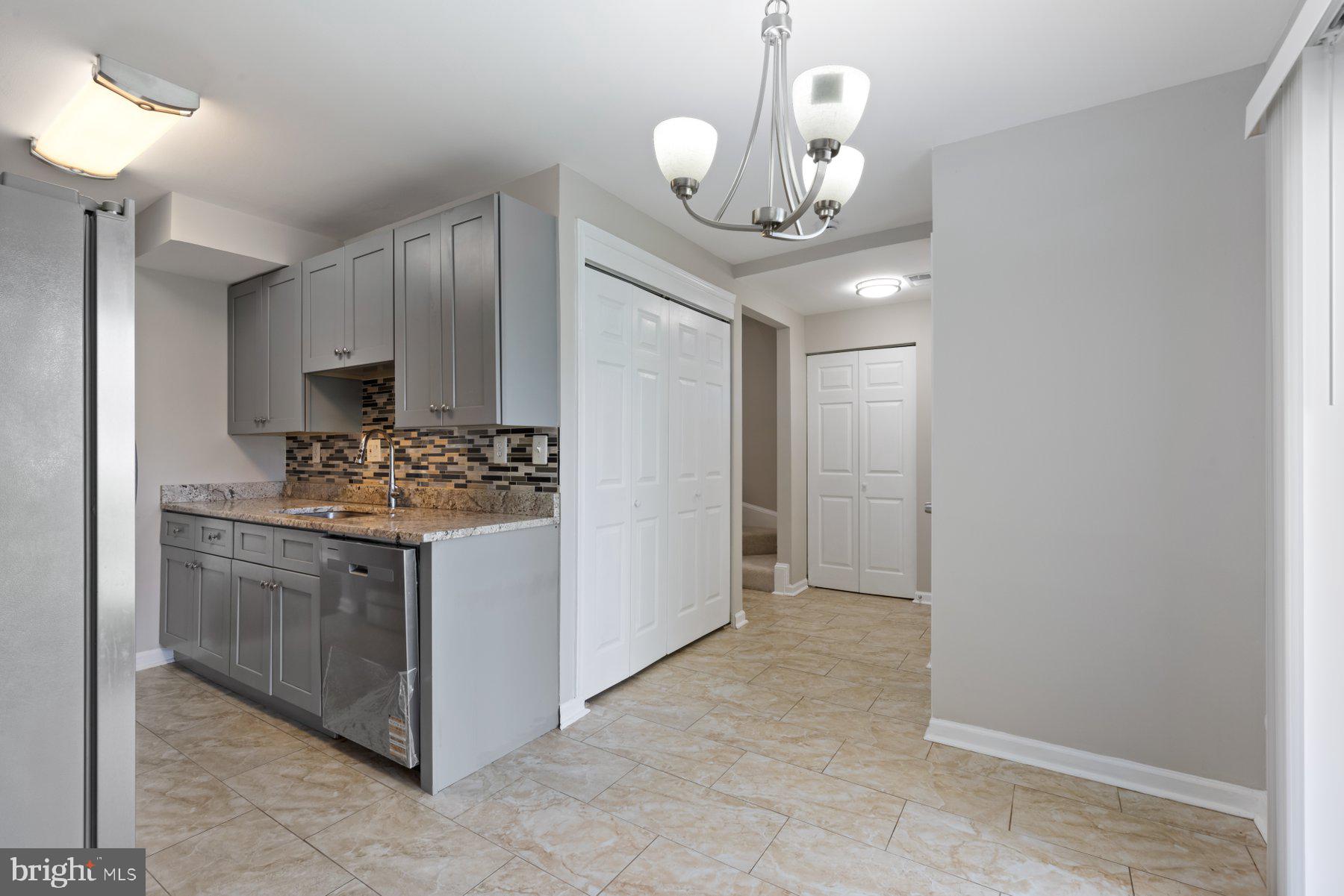 COURTS OF CHANDON - Residential Lease