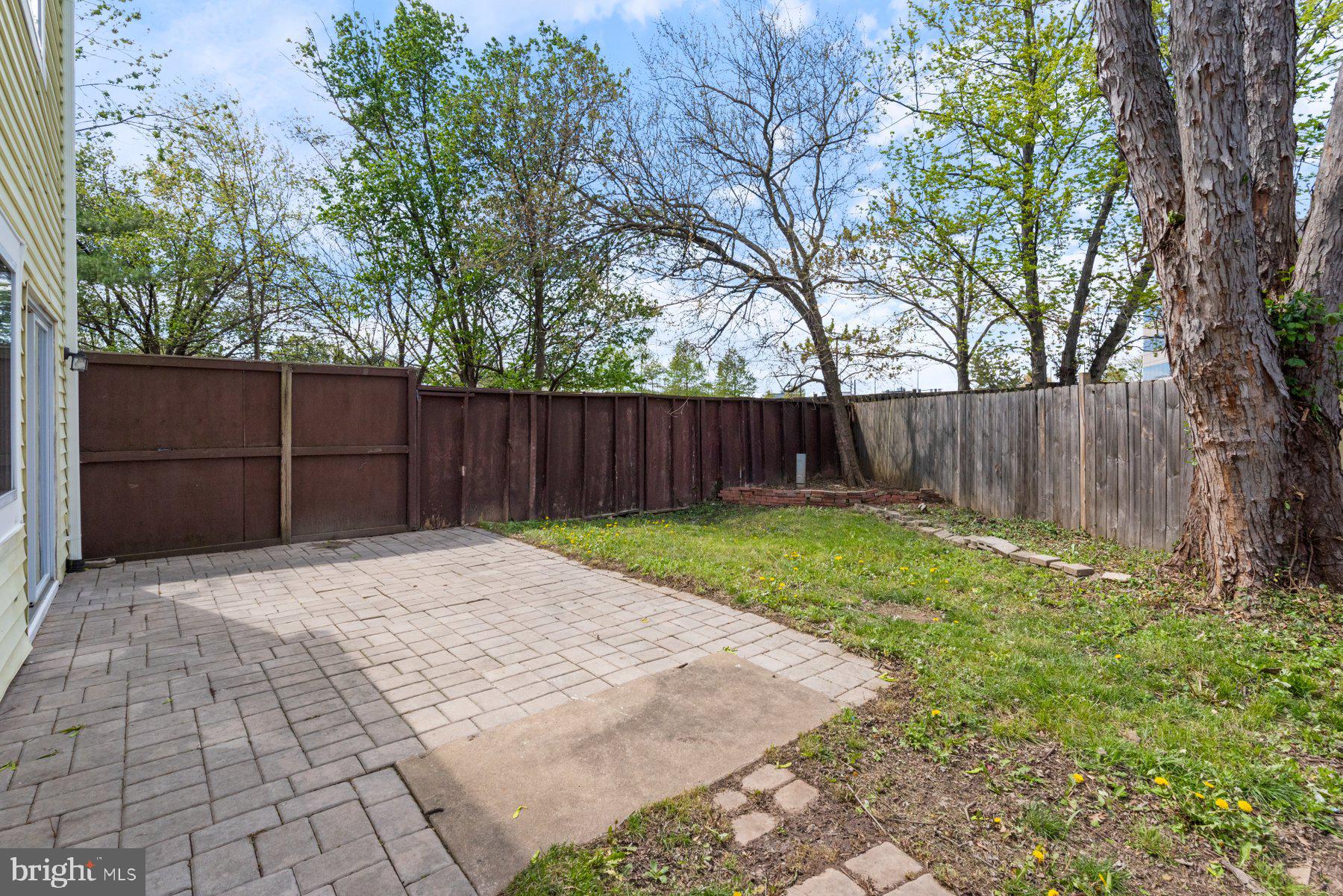 COURTS OF CHANDON - Residential Lease