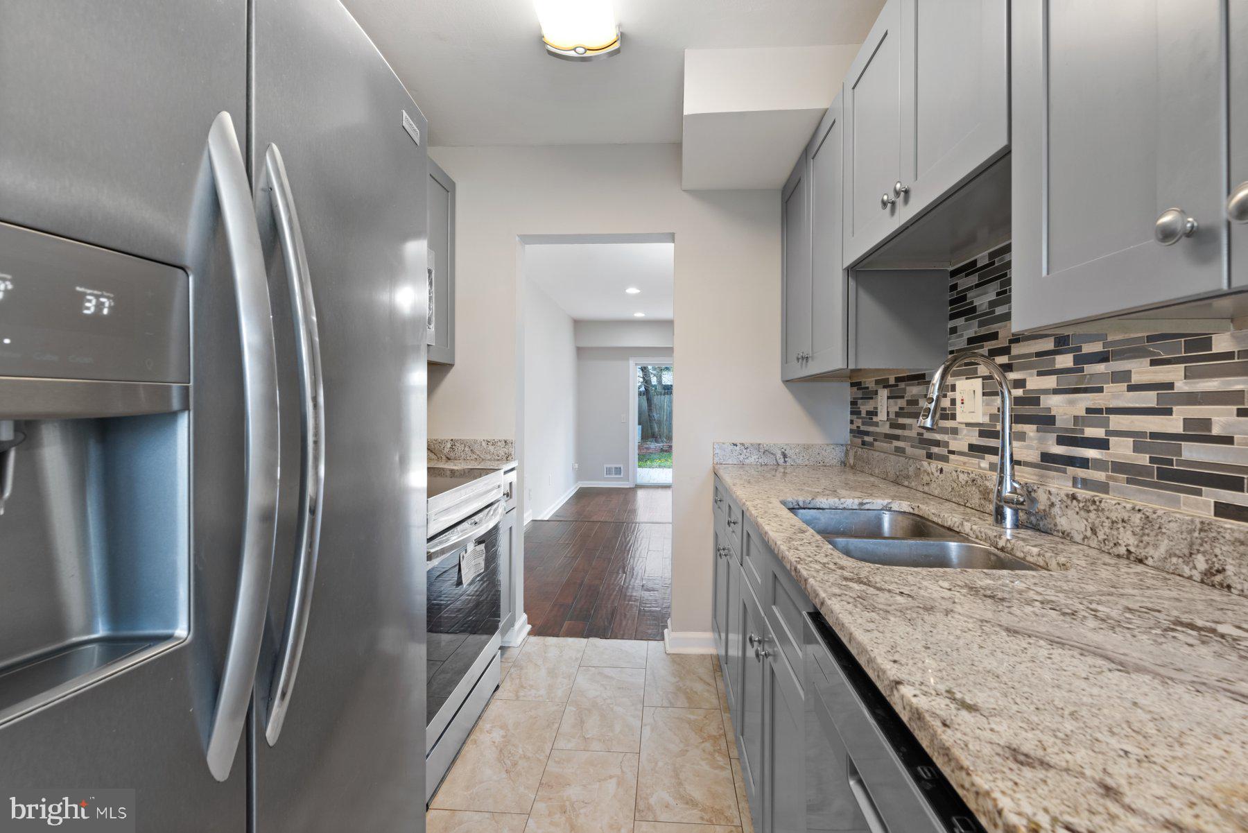 COURTS OF CHANDON - Residential Lease