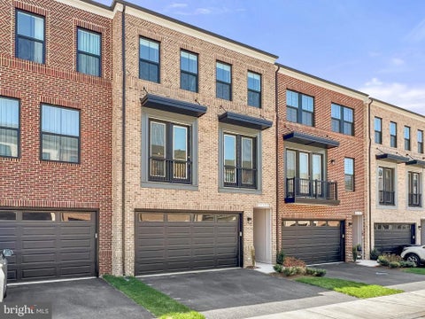 Townhouse For Rent - 21740 Charing Cross Terrace<br/> BROADLANDS, VA 20148