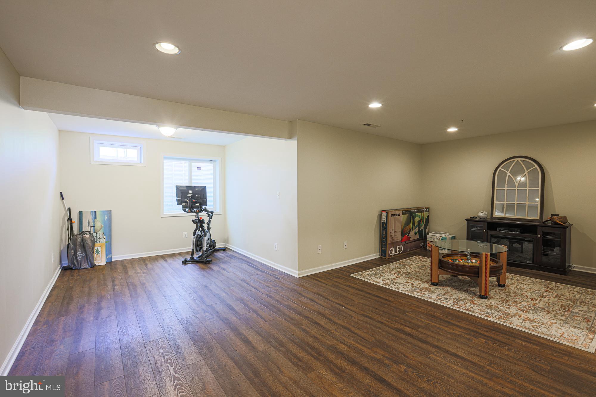 HOLLY WOODS - Residential