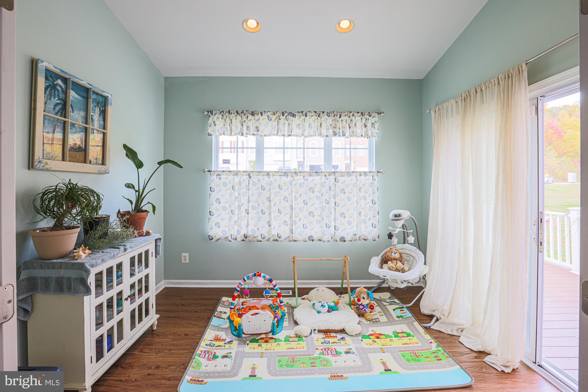 HOLLY WOODS - Residential