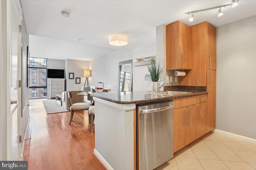 Photo of 1021 N Garfield Street #806, ARLINGTON, VA 22201 (MLS # VAAR2065628)