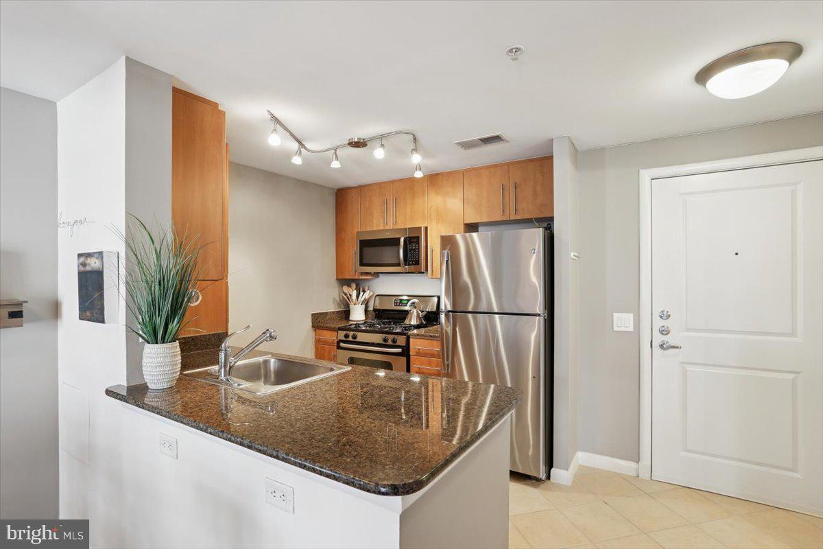 1021 N GARFIELD STREET 806