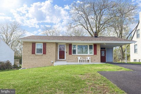 Photo of 718 Kent Avenue, BALTIMORE, MD 21228 (MLS # MDBC2158064)