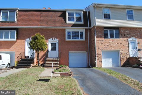 Townhouse For Sale - 10 Featherbed Court<br/> LAWRENCEVILLE, NJ 08648