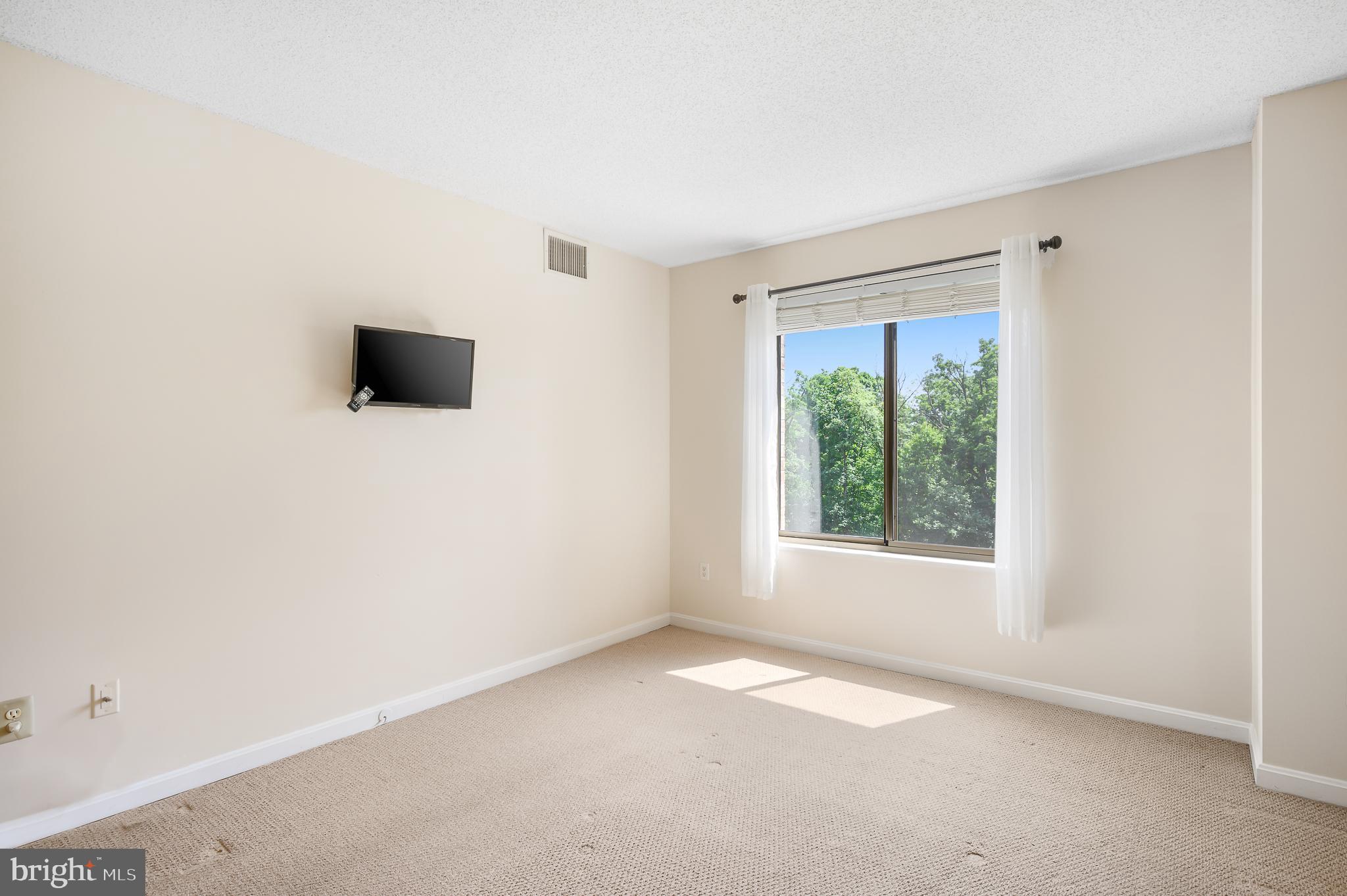 LANSDOWNE WOODS - Residential