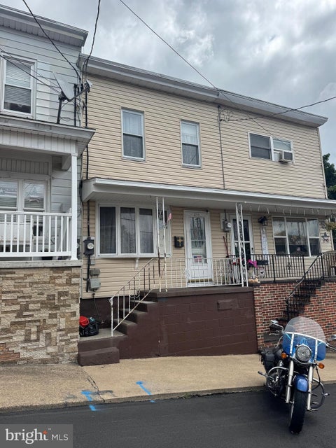 Townhouse For Sale - 211 N Catherine Street<br/> SHENANDOAH, PA 17976