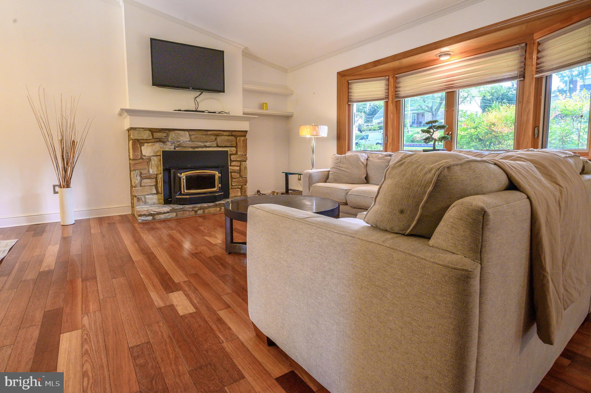 987 HILLSIDE DRIVE