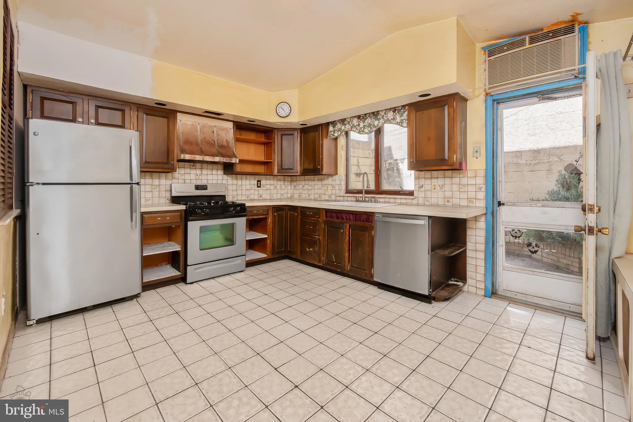 Philadelphia, Pennsylvania 19147, United States, 4 Bedrooms Bedrooms, ,2 BathroomsBathrooms,Residential,Contingent,123059