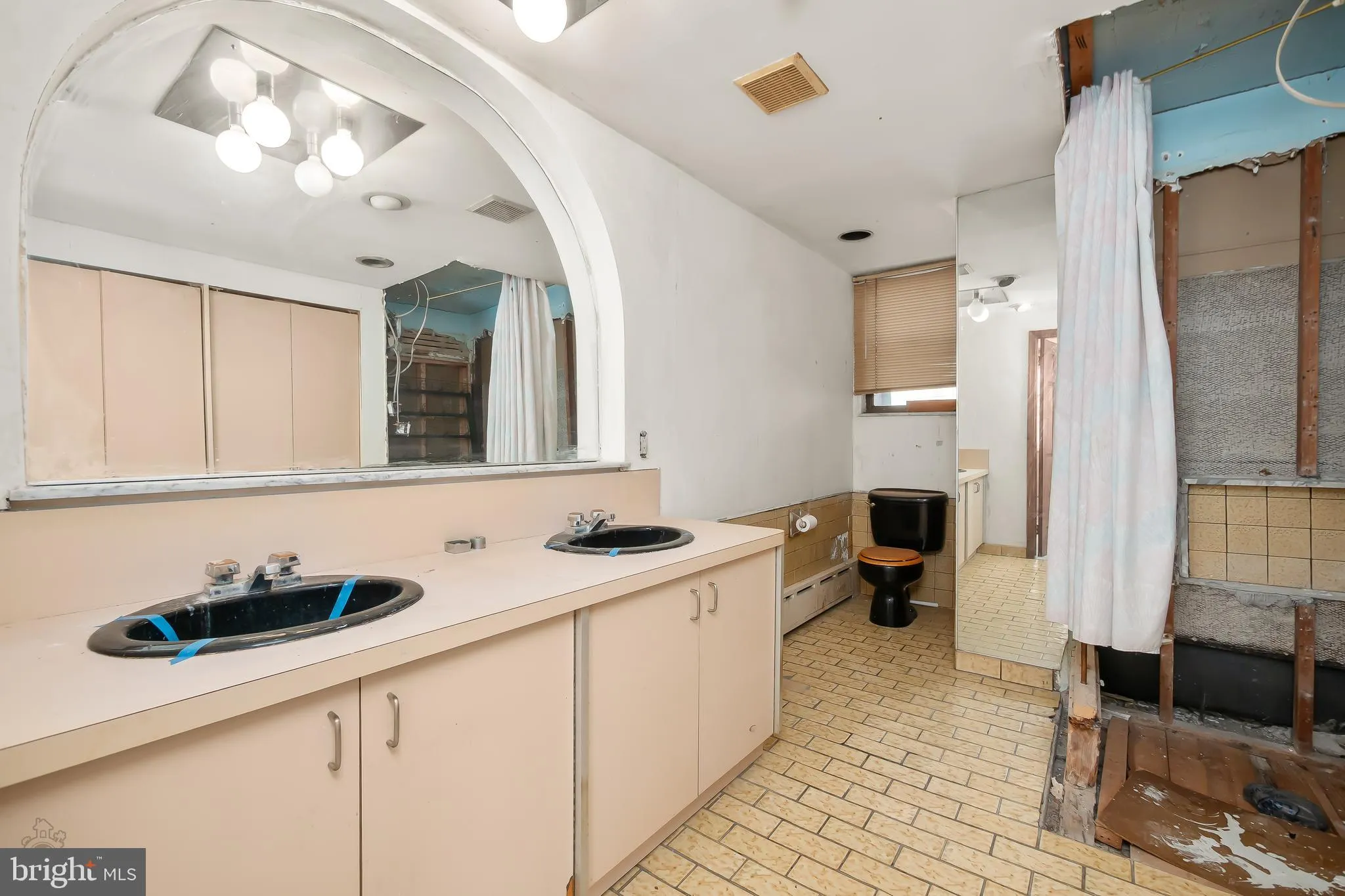 Philadelphia, Pennsylvania 19147, United States, 4 Bedrooms Bedrooms, ,2 BathroomsBathrooms,Residential,Contingent,123059