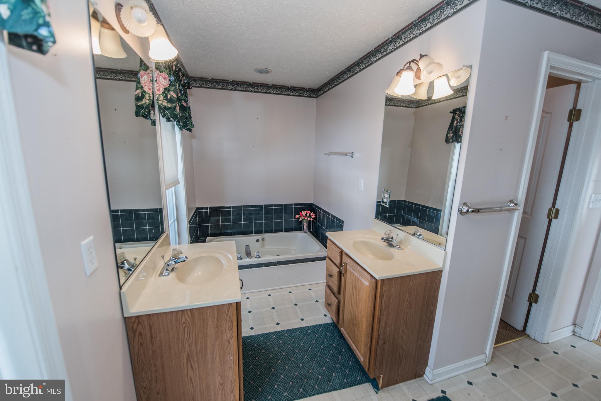 THE CORNERS AT ARDEN - Residential