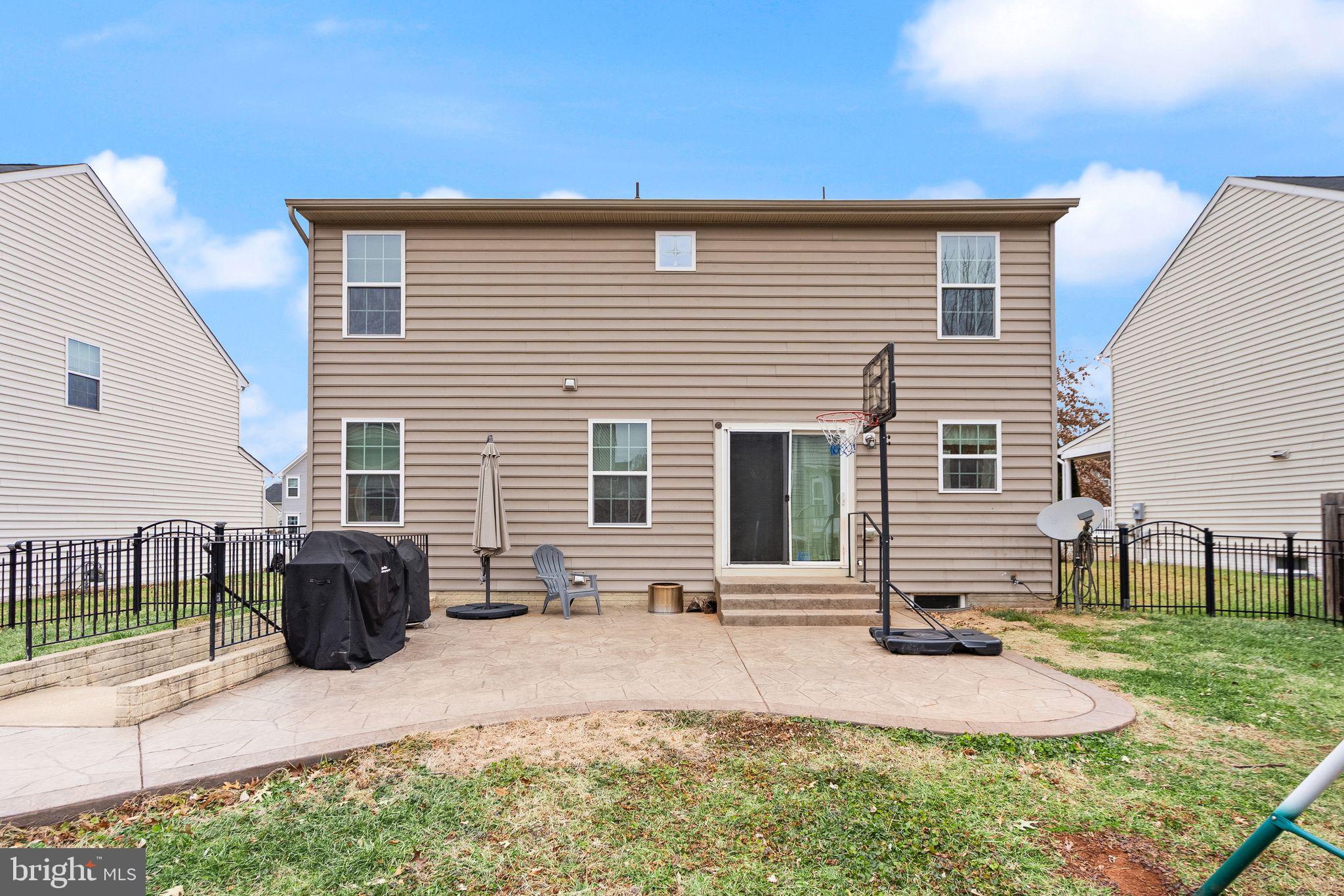 THREE FLAGS - Residential